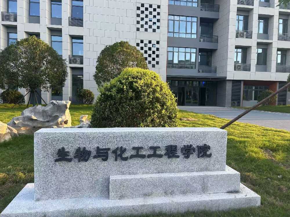 尉犁县扬州职业大学体育场高杆灯项目